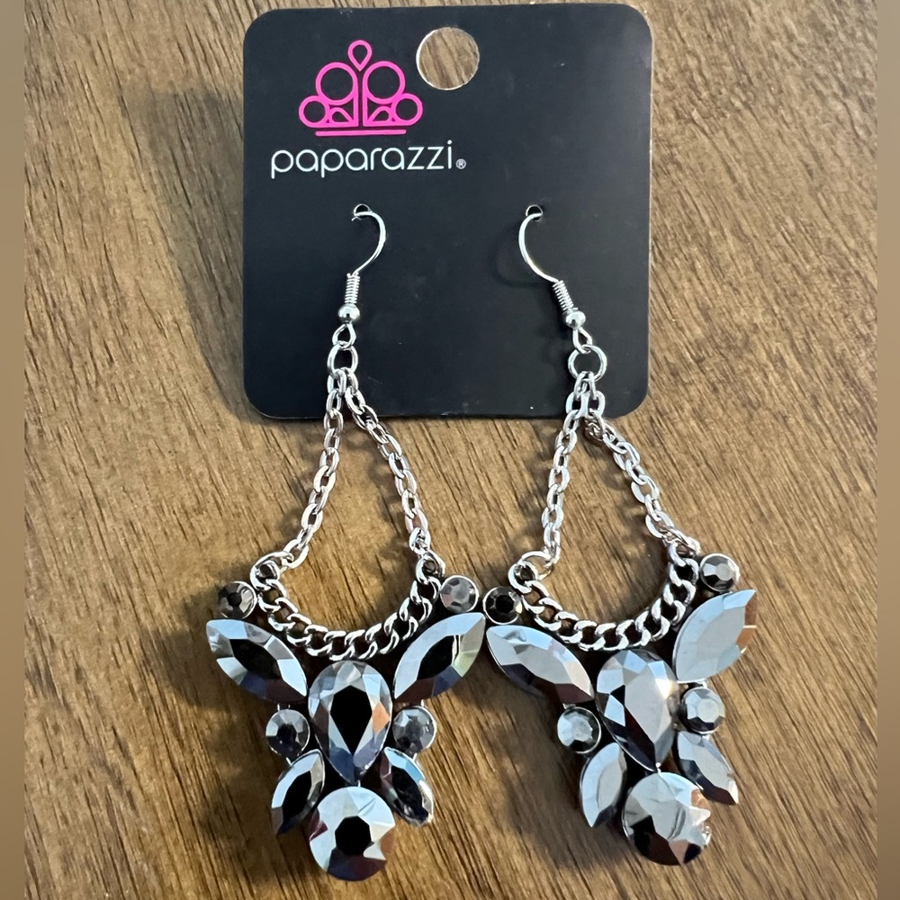 🇺🇸$3🇺🇸Paparazzi Silver Tone Hematite Crystal Dangle Earrings NWT